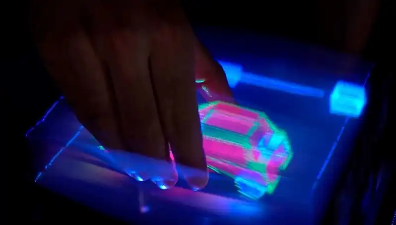 Dünyanın İlk Etkileşimli 3D Hologramı: Gelecek Teknolojisiyle Tanışın!