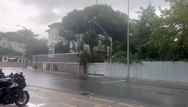 İstanbul'da Sağanak Yağış Hayatı Olumsuz Etkiledi: Neler Oluyor?