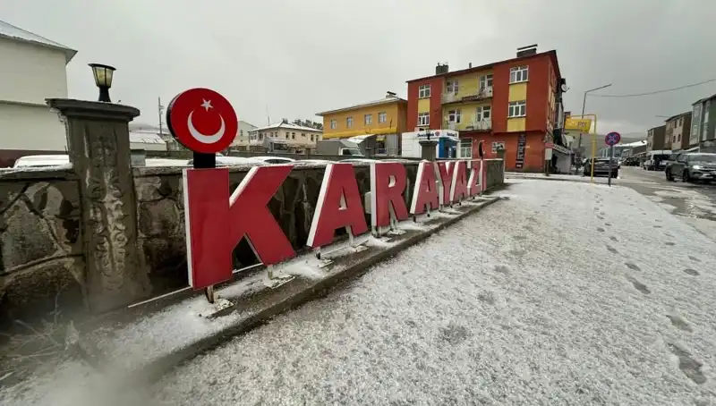 Temmuzda Yolları Beyaza Bürüyen Kar, Sürücülere Zor Anlar Yaşattı