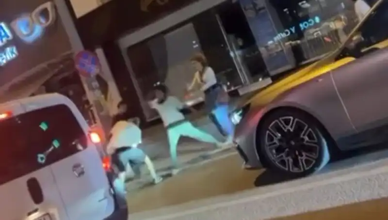 Cadde Boks Ringi Oldu: Sokaklarda Yumruklar Havada Uçuştu!