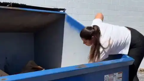 Alışverişi Terk Eden Kadın, Çöp Karıştırarak 2 Milyon TL Kazandı