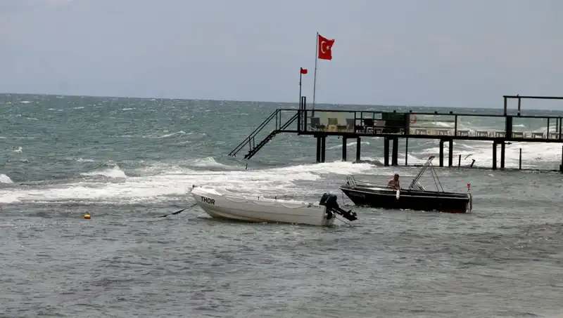 Denizlere Poyraz Engel Oluyor: Buz Gibi Sular ve Yasaklanan Plajlar