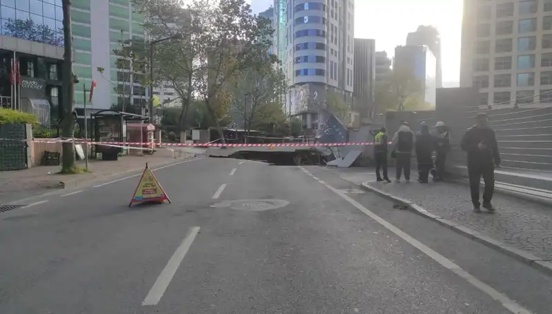 Sarıyer'de Aniden Çöken Yol, Trafiği Felç Etti!