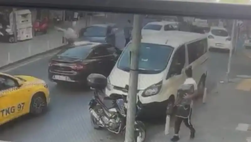 Fren yerine gaza basan şoför, kavşakta büyük kaza yaptı!
