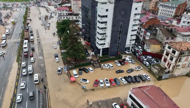 Trabzon'da Sel Felaketinin Ardından Arama Kurtarma Çalışmaları Sürüyor