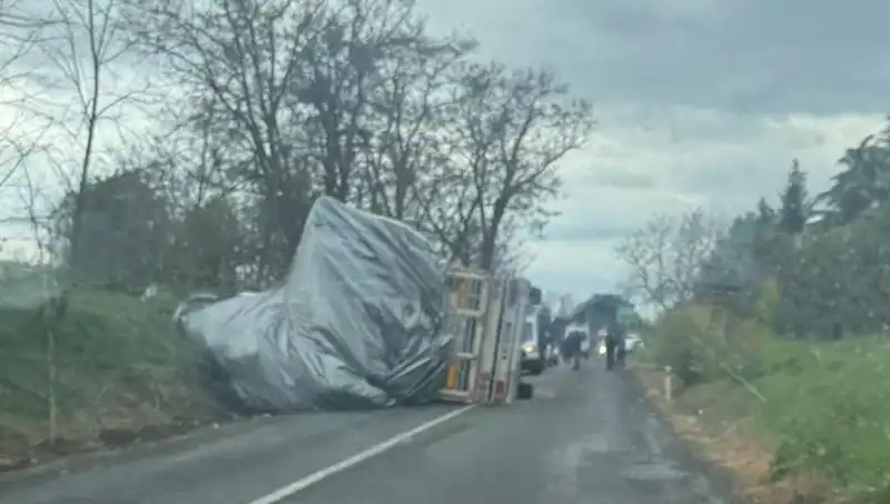 Tekirdağ'da Saman Yüklü TIR Devrildi: Kaza Yerinde Panik Havası