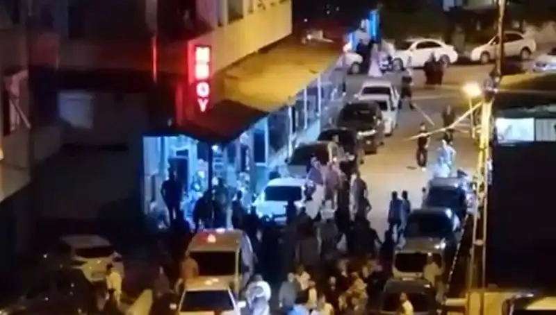 Düğün Çıkışı Ortalığı Karıştıran Olay: Kalabalığın İçine Daldı!