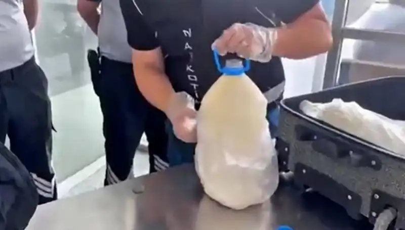 Havalimanında Süt Şişesinde 12 Kilo Uyuşturucu Ele Geçirildi!