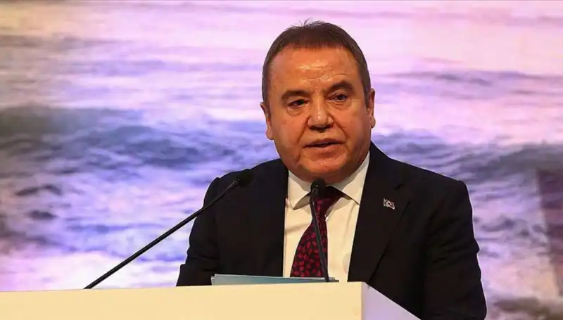 Antalya'nın Sevilen Lideri Muhittin Böcek'in Hayatı ve Kariyeri