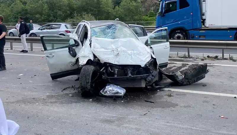 Beton Kanala Çarpan Araç Bariyerlere Devrildi: 3 Kişi Yaralı
