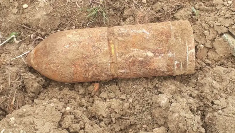 Çanakkale'de Tarihi Patlamamış Top Mermisi Bulundu: Geçmişten Gelen Sır