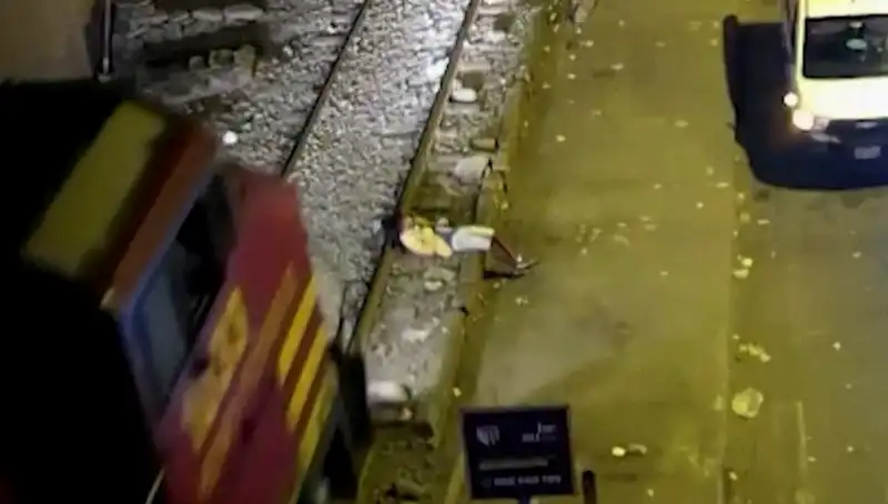 Tren Faciasından Sonra Mucizevi Kurtuluş: Saniyeler İçinde Ayakta!