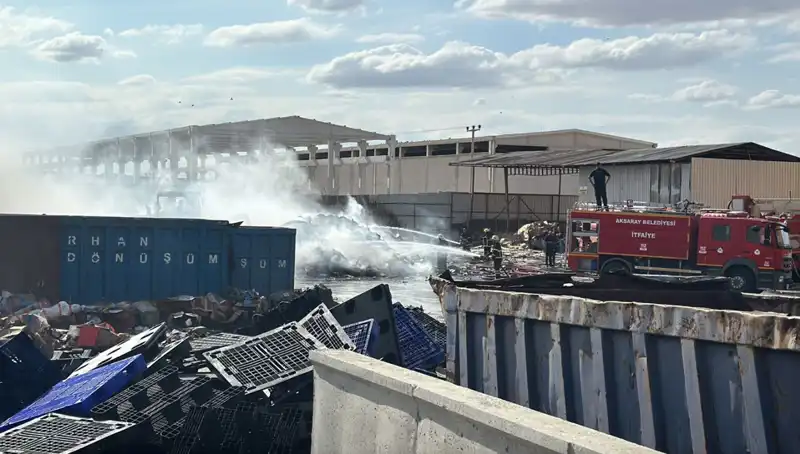 Aksaray'daki Geri Dönüşüm Fabrikasında Korkutan Yangın: Sebepler ve Sonuçlar