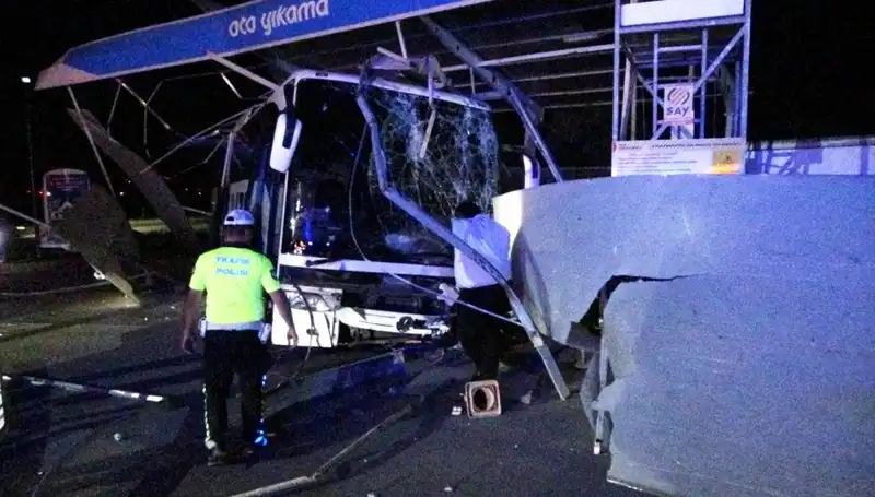 Otobüs Oto Yıkamaya Dalınca 8 Kişi Yaralandı: Olayın Detayları