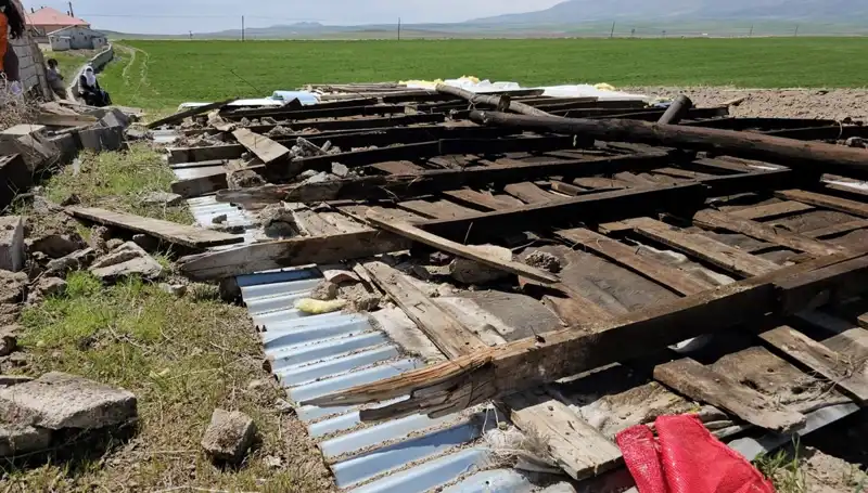 Fırtına Bitlis'i Vurdu: Çatılar Uçtu, Şehirde Kargaşa Ortaya Çıktı