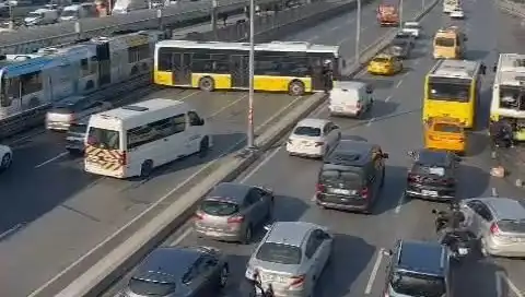 İETT Otobüsü Trafiği Kilitledi: İki Araçla Kaza Yapan Otobüs Ne Tehlikeler Yaşattı?