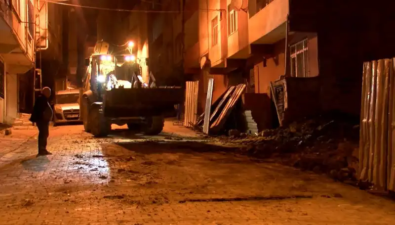 Bağcılar'daki Eğimli Bina Acil Önlemlerle Boşaltıldı!