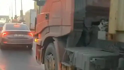 D-100'de Yol Verme Kavgası: TIR'ın Üzerine Sürdü, Araçlar Karıştı!