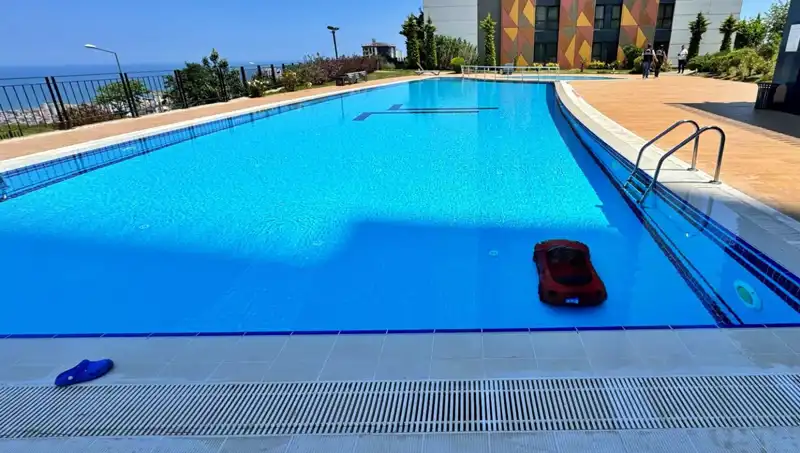 4 Yaşındaki Çocuk Akülü Arabasıyla Havuzda Suda Boğulmanın Eşiğinden Döndü