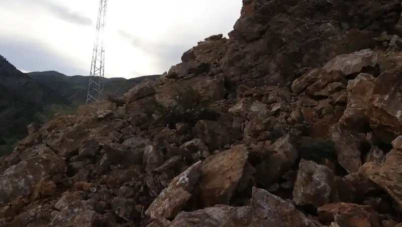 Erzurum'da Heyelan: Dev Kaya Parçaları Yolu Ulaşıma Kapatırken Canlı Yayınla Anlatıldı