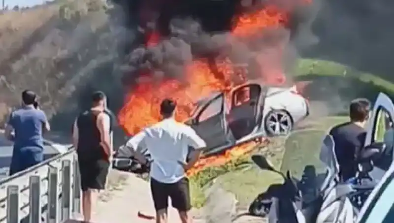 TEM Otoyolu'nda Kaza: Otomobil Alev Alev Yandı, Trajedi Anları Yaşandı