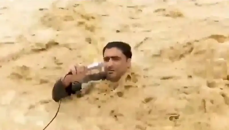 : Yayın sırasında sel sularına kapılan sunucu: O anlar kayıtlara geçti
