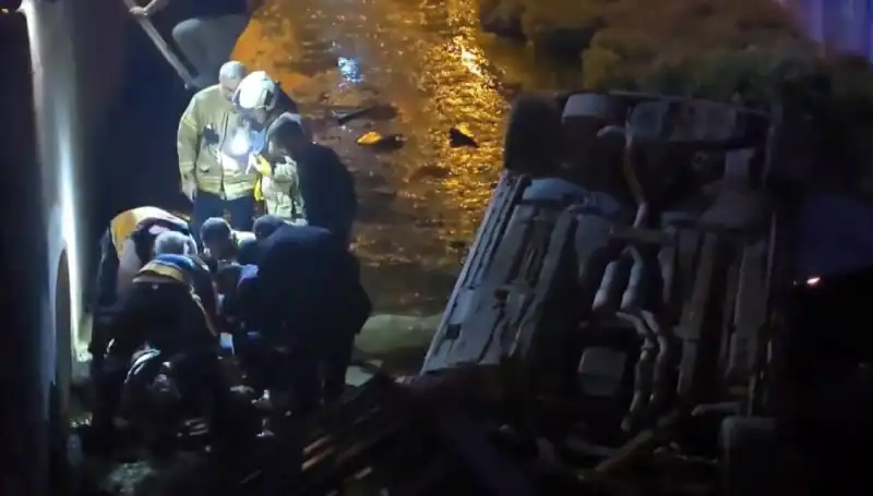 hit and run: Yaralı sürücüyü itfaiye kurtardı, kaçan araç bulundu!