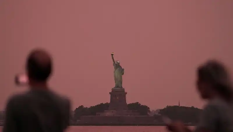 Kanada Orman Yangınları Dumanı New York’un Gökyüzünü Kırmızıya Boyadı