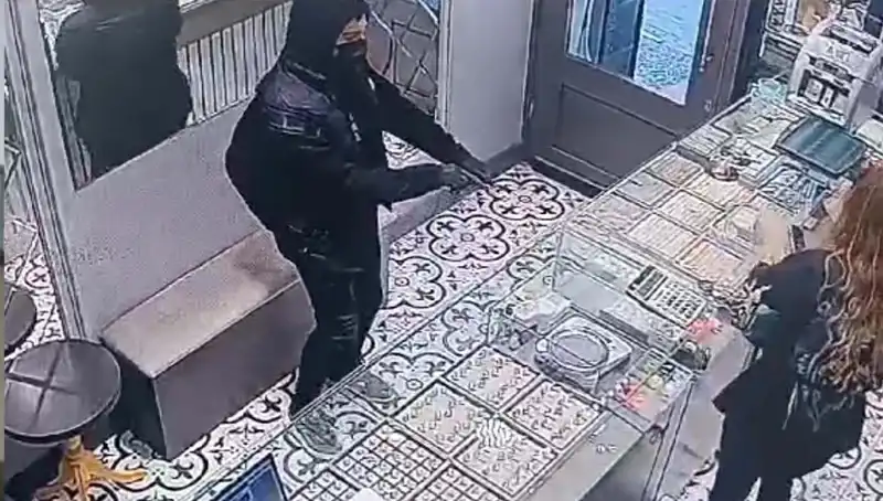 Soygun Girişimi: Hırsızlar Dolabın İçinde Yakalandı!