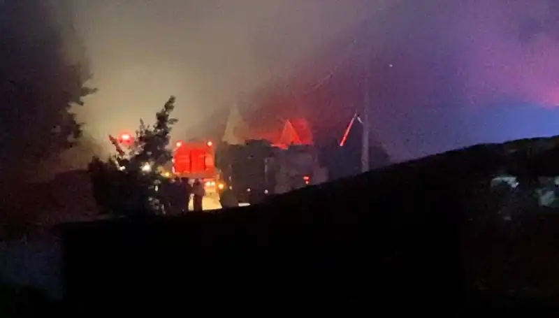 Mobilya İmalathanesinde Patlayan Yangın: 2 Yaralı, Malzeme Kaybı Büyük