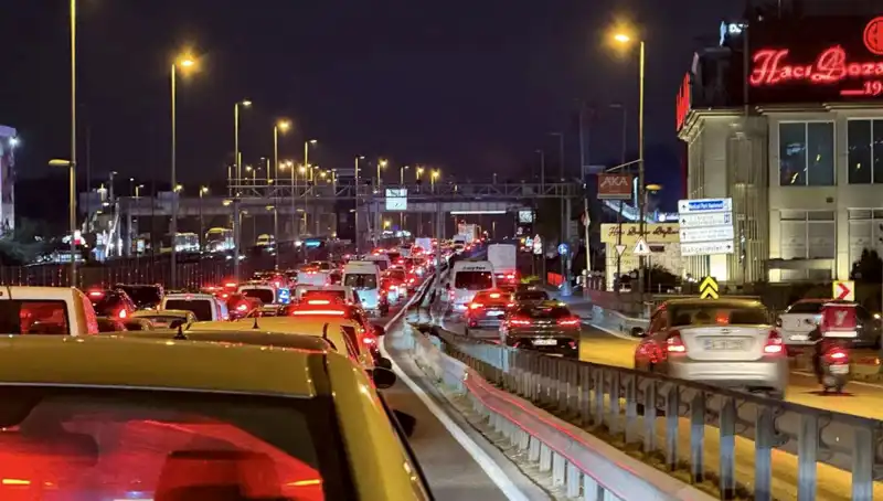 Yenibosna Metrobüs Yaya Üst Geçidinde Yapılacak Yenileme Çalışmaları Dikkat Çekiyor