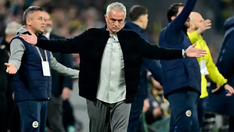 Mourinho'ya Tepkiler: Futbol Dünyasında Moda Aşımı mı Yaşıyoruz?
