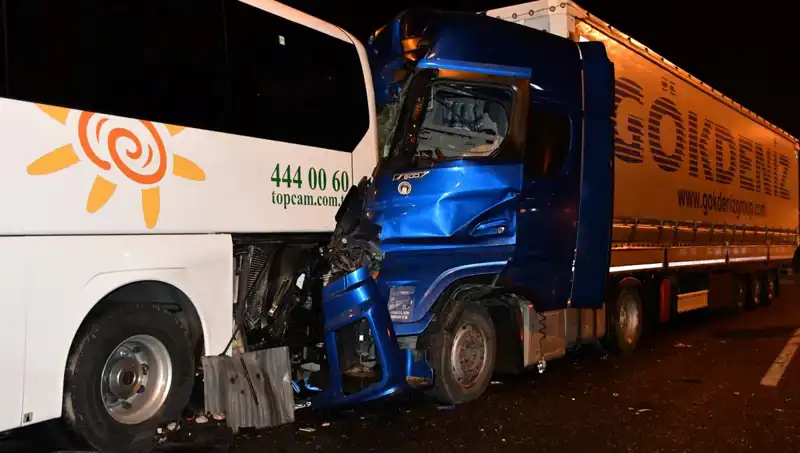 Tatil Seyahati Kabusa Döndü: Tur Otobüsü Tırla Çarpıştı, 13 Yaralı