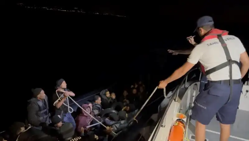 Çeşme'de Denizde Sürüklenen 42 Kaçak Göçmen Korku Dolu Anlar Yaşattı!