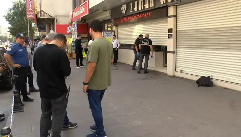 Güpegündüz Caddede Kuyumcu Soyma Girişimi: Olay Anı Kameralara Yansıdı