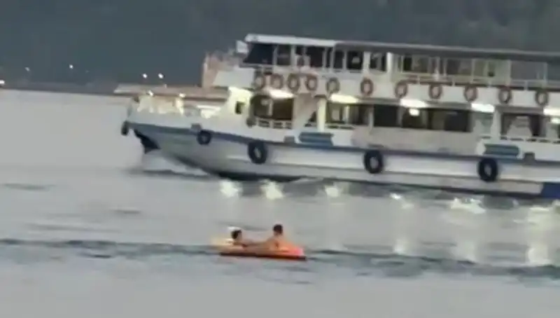 Sarıyer Sahilinde Çocukların Denize Botla Açtığı Olay Sosyal Medyada Gündem Oldu