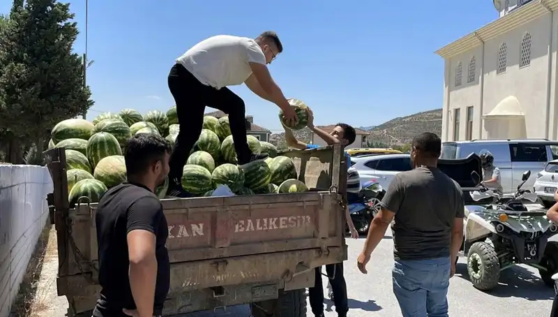 Karpuz Dağıtımıyla Yazı Serinleten Proje: Tonlarca Karpuz Hediye Edildi