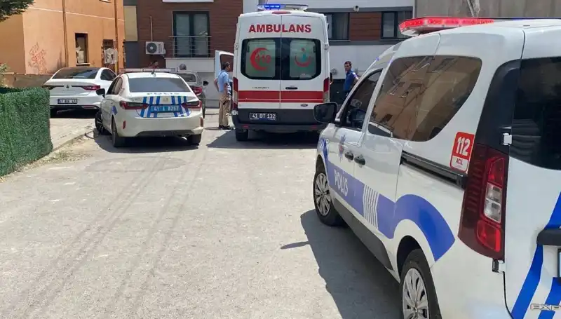 Kardeşler Arasında Bıçaklı Kavga: Polis de Yaralandı!