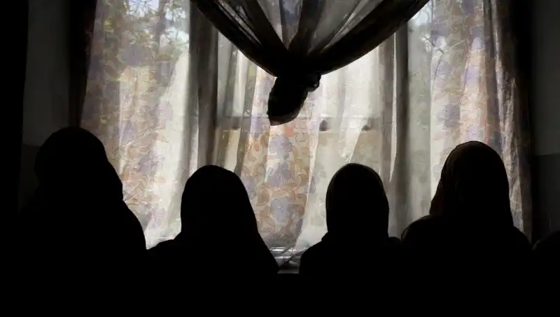 Taliban, Kadın Yazarların Eserlerine Yasağını Genişletiyor!