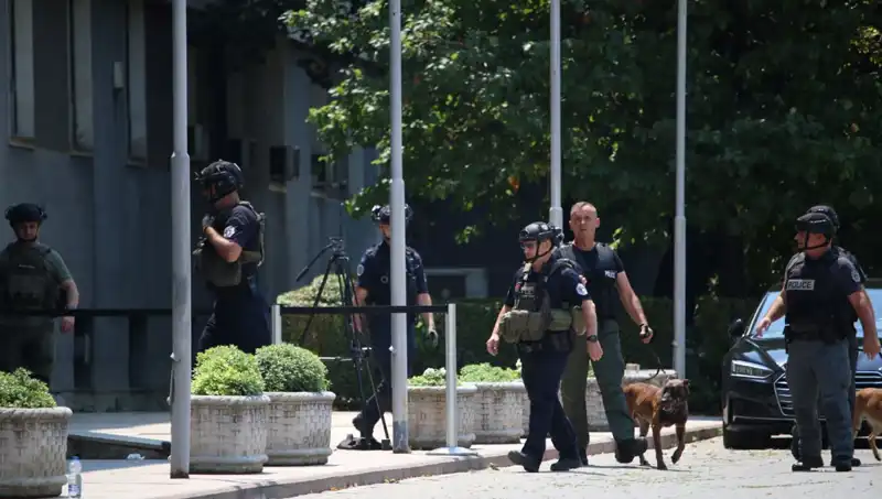 Kosova Meclisi'nde Bomba İhbarı Panik Yarattı: Güvenlik Ekipleri Harekete Geçti