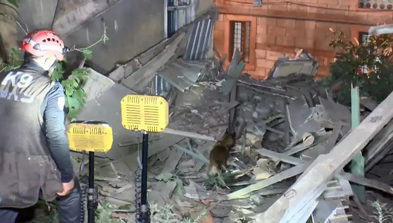 İstanbul’da Deprem Sonrası Çöken Bina: Olay Anı ve Sonuçları