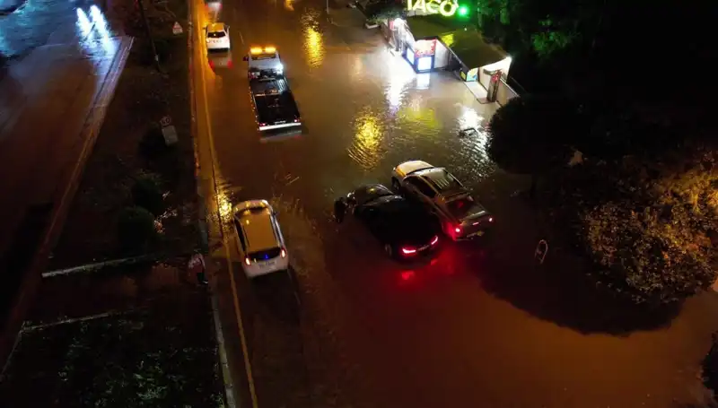Adana'da Sağanak Yağış: Sular Altında Kalan Cadde ve Yollar Bambaşka Bir Manzara Sunuyor