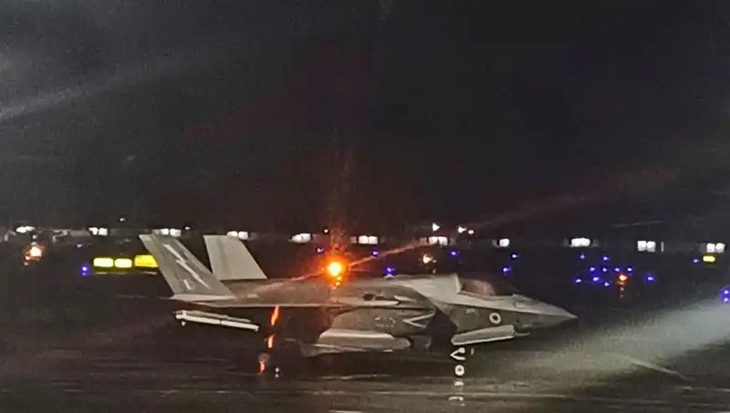 Hindistan'da Beş Haftalık Mahsur Kalmanın Ardından İngiliz Savaş Uçağı Havalandı