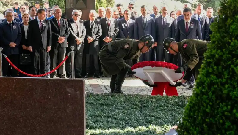 Turgut Özal, Mezarı Başında Sevgi ve Saygıyla Anıldı