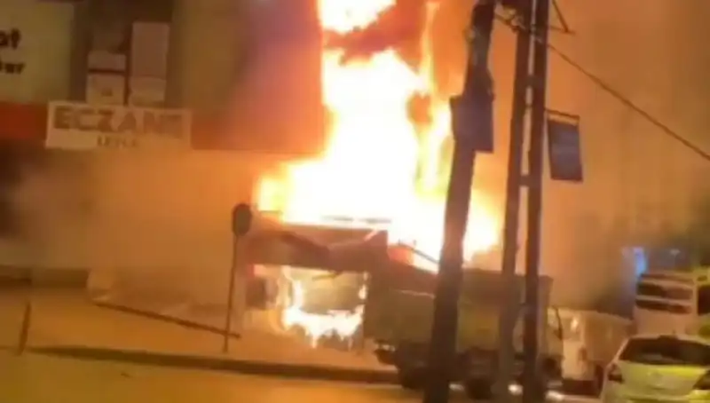 Başakşehir'de İş Merkezinde Yangın Paniği: Olay Yeniden Alevlendi