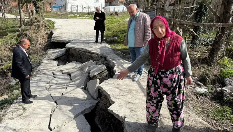 Diken Üstünde Bekleyen Mahalle: Heyelan Yolu Kapattı!