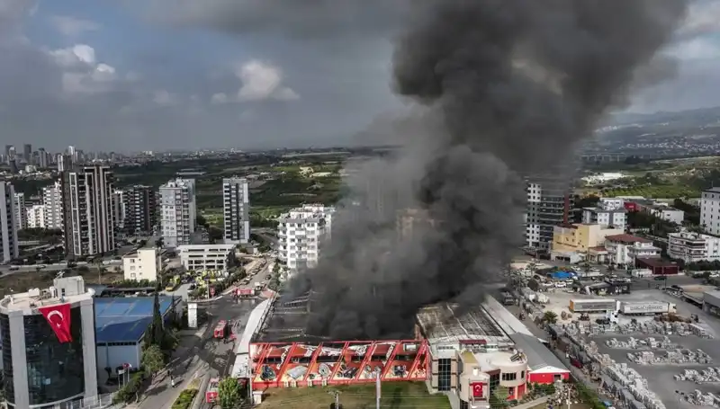 Mersin'deki Fabrika Yangını: Alevler İçinde Kalan Tesis ve TOMA'nın Cesur Müdahalesi