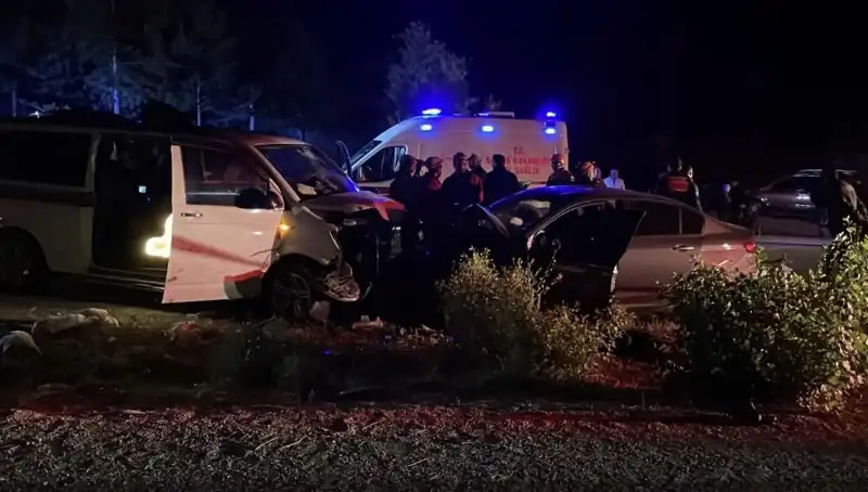 Trafikte Ters Yön Faciası: Kafa Kafa Çarpışma Sonucu Korkunç Bilançolar!