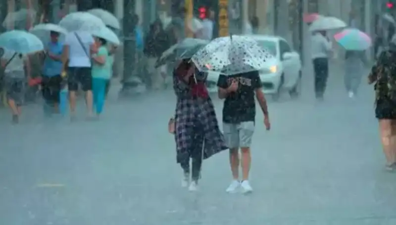 İstanbul'da Sağanak Yağış, Yangın Bölgesinde Kuvvetli Rüzgar Bekleniyor