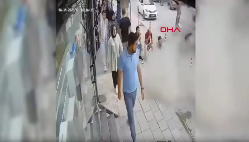 TIR Pastiği Patladı, Kalabalıkta Şok Yaratacak Anlar Yaşandı